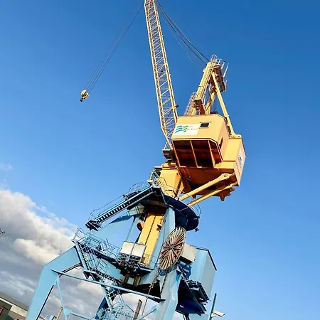 Le Panoramique Vue Sur La Rade Pour Ce Beau T3 *