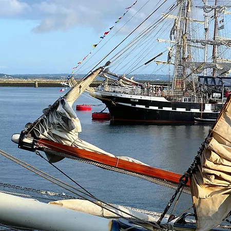 Le Panoramique Vue Sur La Rade Pour Ce Beau T3