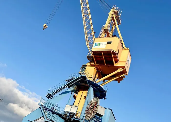 Le Panoramique Vue Sur La Rade Pour Ce Beau T3 *