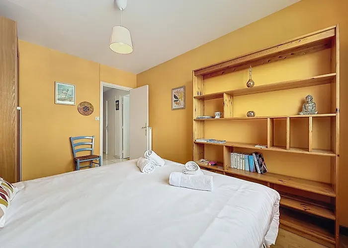 Le Panoramique Vue Sur La Rade Pour Ce Beau T3 Appartement