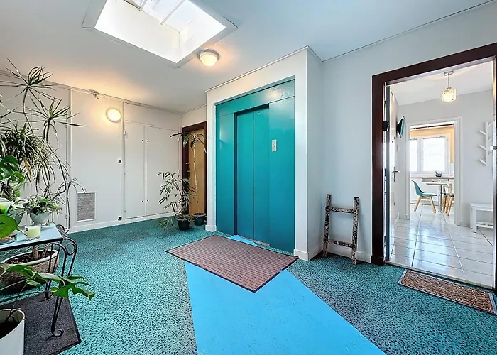 Le Panoramique Vue Sur La Rade Pour Ce Beau T3 *