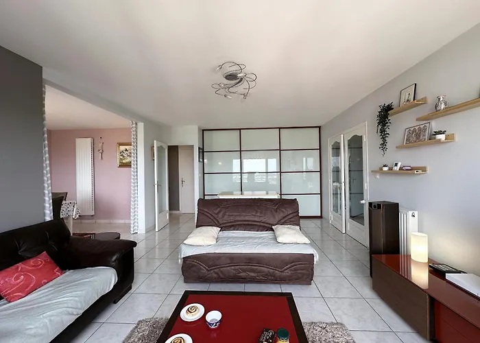 Le Panoramique Vue Sur La Rade Pour Ce Beau T3