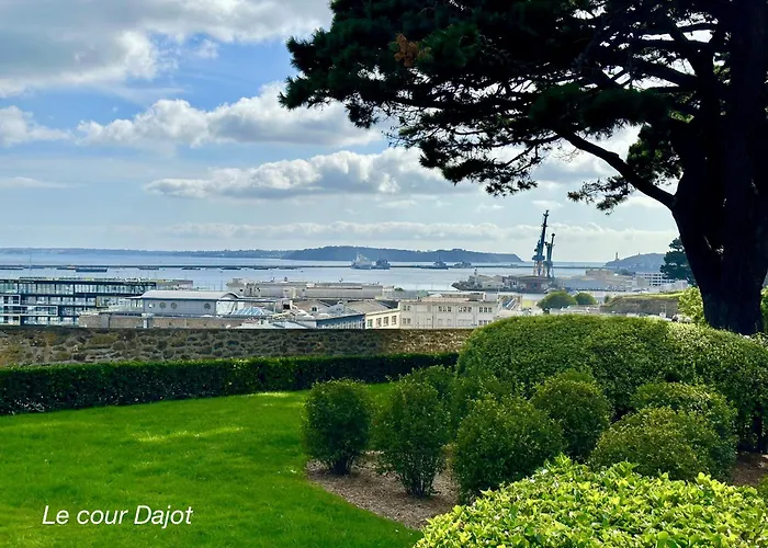 Le Panoramique Vue Sur La Rade Pour Ce Beau T3