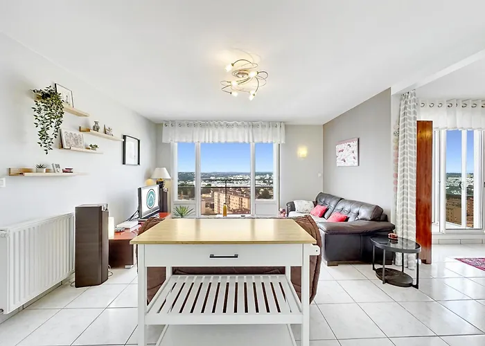 Le Panoramique Vue Sur La Rade Pour Ce Beau T3 *