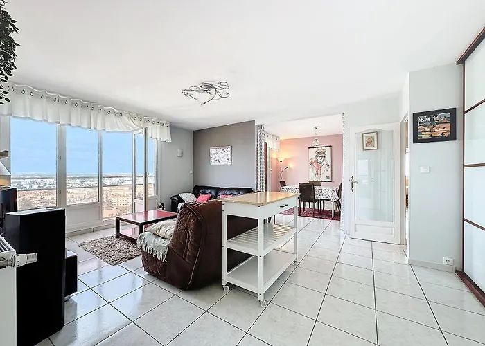 Le Panoramique Vue Sur La Rade Pour Ce Beau T3 Appartement