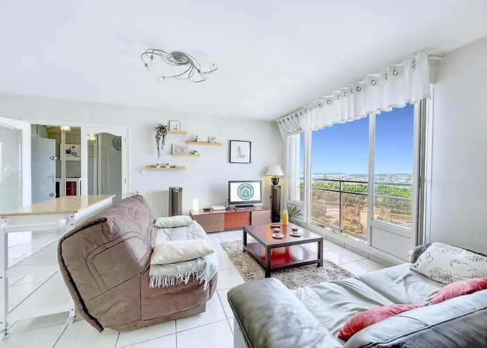 Le Panoramique Vue Sur La Rade Pour Ce Beau T3 Appartamento