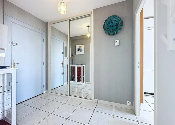 Le Panoramique Vue Sur La Rade Pour Ce Beau T3 Appartement *